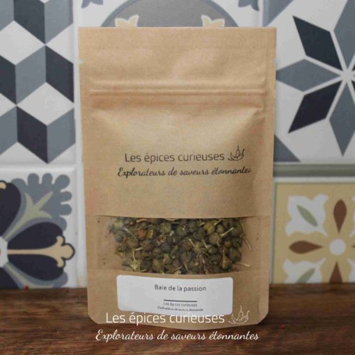 Sachet d'épices Les épices curieuses contenant des baies de la passion, fond décoratif carrelé.