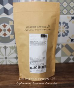 Paquet d'épices Les épices curieuses sur fond de carreaux colorés, mettant en avant des bâtons de cannelle de Ceylan.