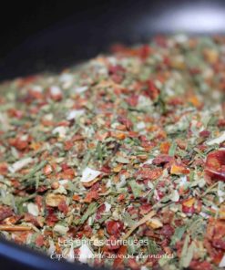 Mélange d'épices colorées dans un bol, idéal pour relever vos plats avec une touche aromatique et savoureuse.