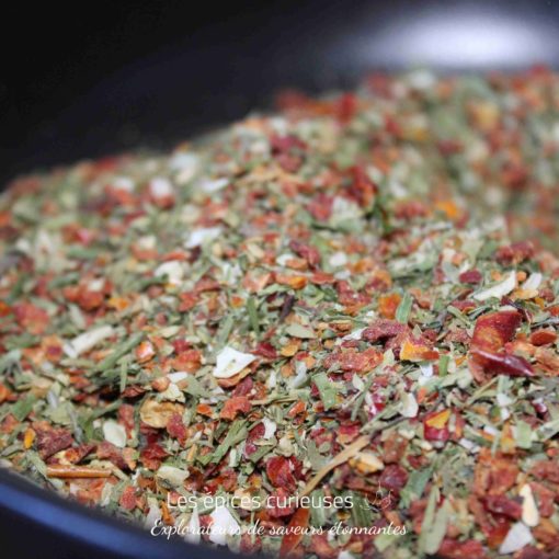 Mélange d'épices colorées dans un bol, idéal pour relever vos plats avec une touche aromatique et savoureuse.
