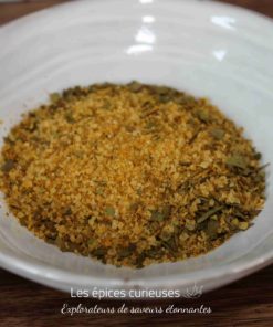 Assortiment d'épices séchées dans un bol blanc, prêt à rehausser vos plats culinaires de saveurs exquises.