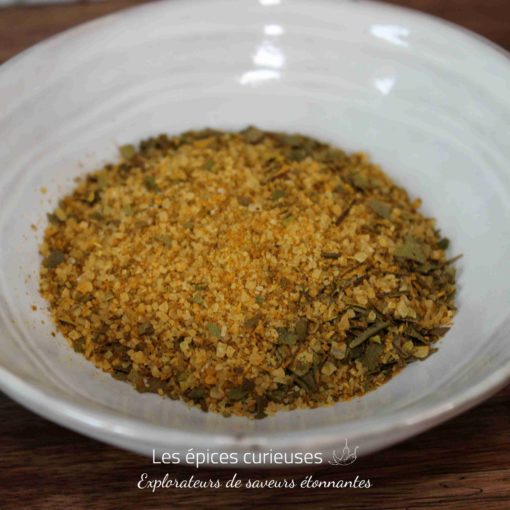 Assortiment d'épices séchées dans un bol blanc, prêt à rehausser vos plats culinaires de saveurs exquises.