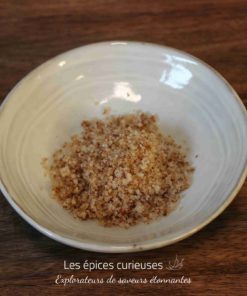 Assiette de sel fumé artisanal sur une table en bois, idéal pour relever les plats.