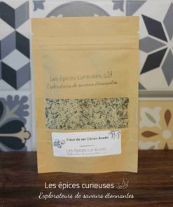 Sachet de fleur de sel citron aneth des Épices curieuses sur fond de carreaux décoratifs.
