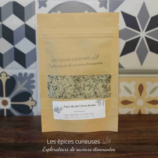 Sachet de fleur de sel citron aneth des Épices curieuses sur fond de carreaux décoratifs.