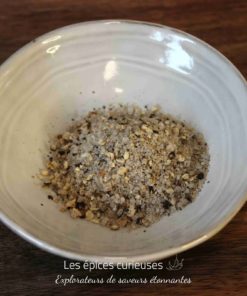 Bol de sel épicé fait maison sur une table en bois, parfait pour assaisonner vos plats.