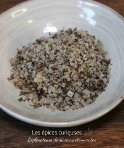 Assiette de sel aux herbes aromatiques, parfaite pour assaisonner vos plats avec une touche de saveur naturelle.