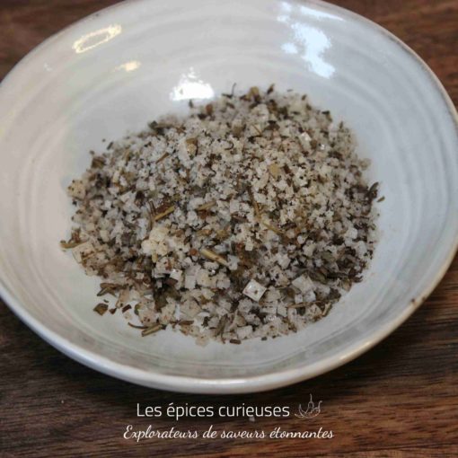 Assiette de sel aux herbes aromatiques, parfaite pour assaisonner vos plats avec une touche de saveur naturelle.