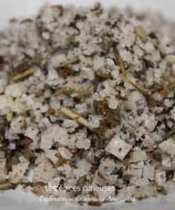 Sel épicé avec herbes aromatiques séchées, idéal pour assaisonner vos plats.
