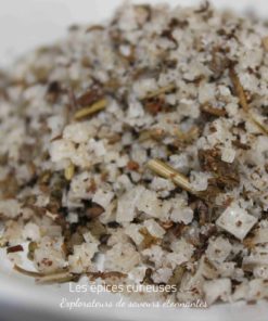 Sel aux herbes aromatiques, gros plan d'un mélange savoureux pour rehausser vos plats préférés.