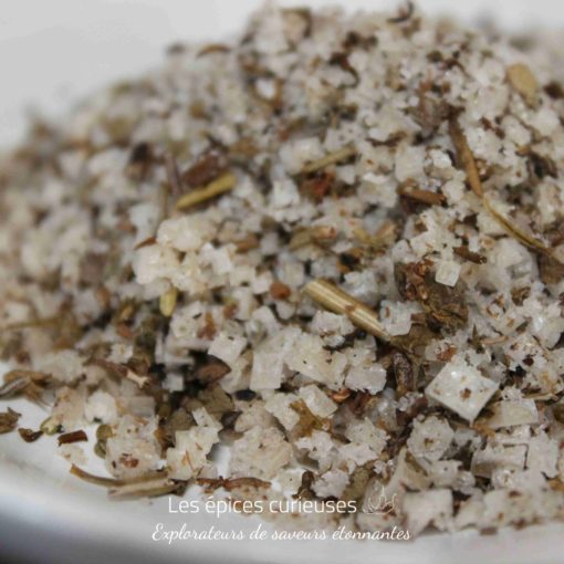 Sel aux herbes aromatiques, gros plan d'un mélange savoureux pour rehausser vos plats préférés.