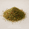 Mélange d'épices et herbes séchées sur fond blanc, parfait pour assaisonner vos plats avec saveur.