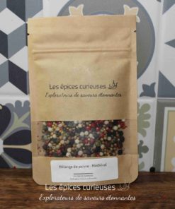 Sachet de mélange de poivre médiéval par Les épices curieuses avec arrière-plan de carreaux décoratifs.