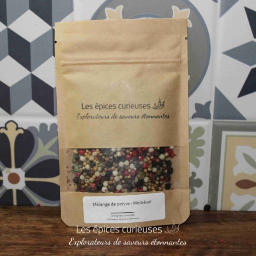 Sachet de mélange de poivre médiéval par Les épices curieuses avec arrière-plan de carreaux décoratifs.