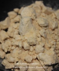 Morceaux de levure nutritionnelle en gros plan, texture granuleuse.
