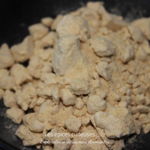 Morceaux de levure nutritionnelle en gros plan, texture granuleuse.