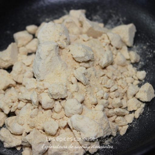 Poudre de maca biologique brute dans un bol, utilisée pour ses bienfaits nutritionnels et énergétiques naturels.