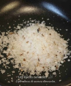 Du gros sel dans une poêle noire pour une cuisine raffinée et gourmande.