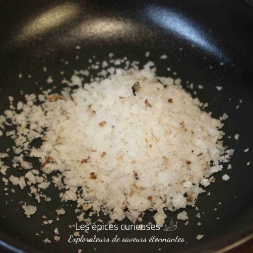 Du gros sel dans une poêle noire pour une cuisine raffinée et gourmande.
