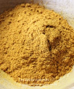 Poudre de curry épicée dans un bol, parfaite pour rehausser le goût de vos plats.