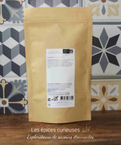Paquet refermable sur fond de carreaux décoratifs géométriques pour cuisine ou épicerie moderne.