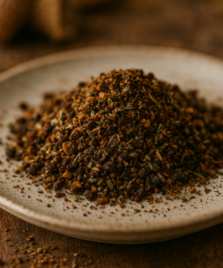 Monticule de fines herbes et épices sur une assiette en céramique, prêt à sublimer vos plats.