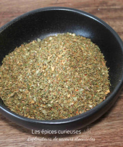 Bol d'épices aromatiques sur une table en bois, prêt à rehausser vos plats de saveurs exquises.