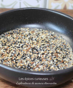 Bol de graines mélangées pour oiseaux, offrant une alimentation variée et nutritive en intérieur.
