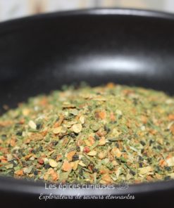 Mélange d'épices colorées dans un bol noir pour rehausser vos plats favoris.