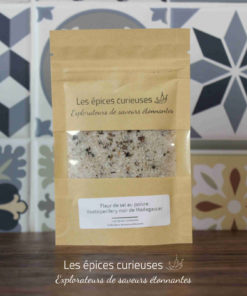 Paquet de fleur de sel au poivre Voatsiperifery de Madagascar sur fond de carreaux colorés.