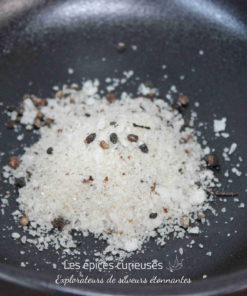 Sel aromatisé aux épices dans un bol noir, idéal pour sublimer vos plats.