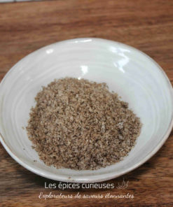 Bol de sel aux épices sur une table en bois, parfait pour assaisonner vos plats.
