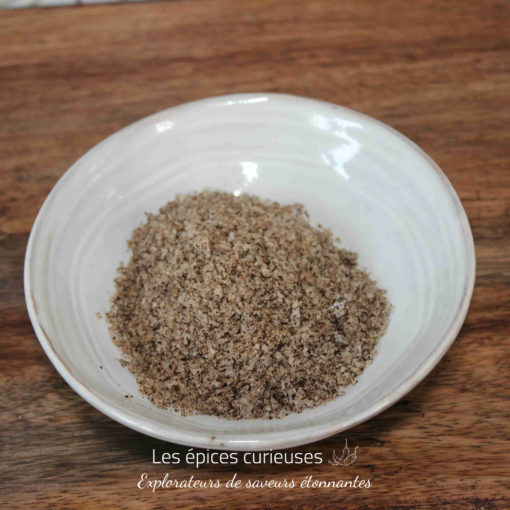 Bol de sel aux épices sur une table en bois, parfait pour assaisonner vos plats.