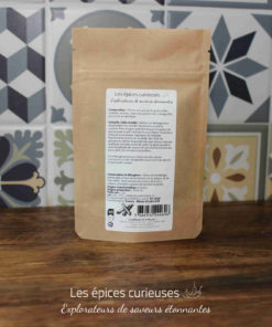 Sachet d'épices sur fond de carreaux colorés, mélange aromatique pour sublimer plats et sauces au poivre exotique.