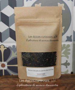 Poivre Likouala des Épices Curieuses sur fond de carreaux colorés. Découvrez des saveurs uniques et authentiques.