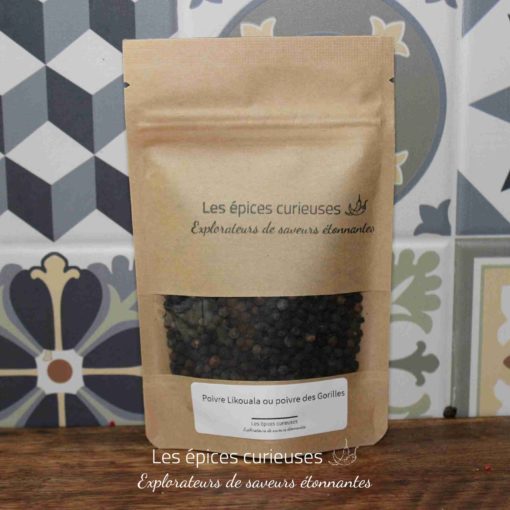 Poivre Likouala des Épices Curieuses sur fond de carreaux colorés. Découvrez des saveurs uniques et authentiques.