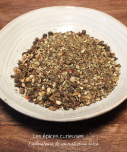 Bol d'épices mélangées sur une table en bois, idéal pour assaisonner vos plats et rehausser la saveur.