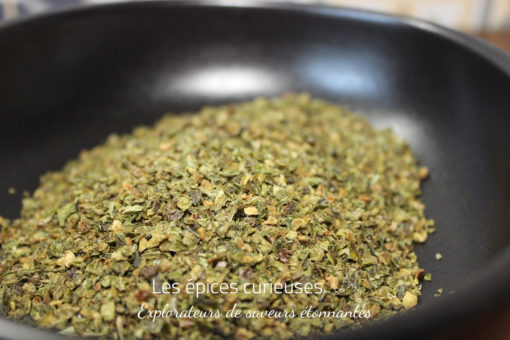 Bol de za'atar traditionnel, mélange d'épices proche-orientales, sur fond flou.