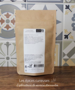 Sachet d'épices bio sur fond de carrelage coloré, idéal pour sublimer vos plats avec des saveurs authentiques.