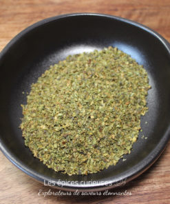 Bol d'herbes séchées, assaisonnement parfait pour vos recettes de cuisine, ajoutant saveur et arôme authentiques.