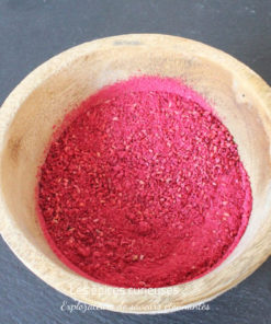 Poudre de betterave rouge dans un bol en bois sur fond sombre, utilisée pour la cuisine et la nutrition naturelle.