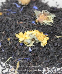 Thé noir d'Assam avec fleurs séchées colorées, infusé pour une expérience gustative riche et aromatique.