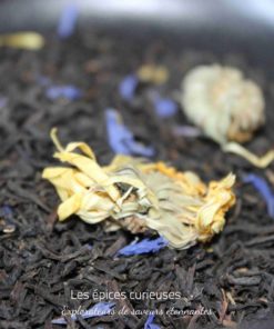 Mélange de thé noir avec fleurs séchées, offrant une infusion aromatique et colorée.