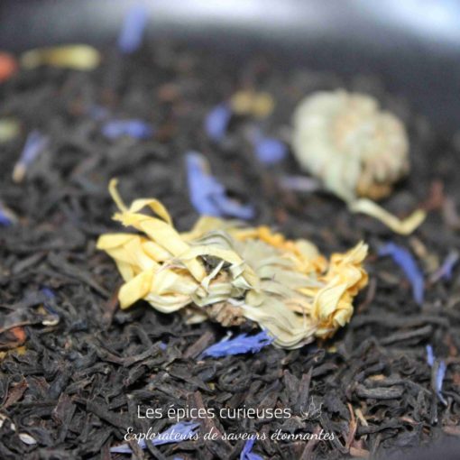 Mélange de thé noir avec fleurs séchées, offrant une infusion aromatique et colorée.