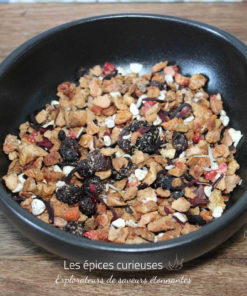 Bol de muesli aux fruits séchés et noix, parfait pour un petit-déjeuner sain et énergisant.