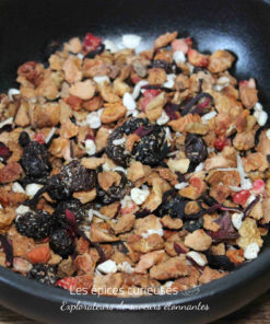 Bol de muesli aux fruits secs colorés et croustillants, idéal pour un petit-déjeuner nutritif et savoureux.