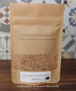 Sachet de Les épices curieuses pour dessert, sur fond de carreaux de faïence colorés.
