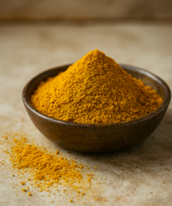 Bol de poudre de curcuma vibrant sur fond beige, épice naturelle et colorée pour cuisine et bien-être.