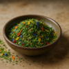 Bol de mélanges d'herbes séchées aux fleurs colorées sur une surface en bois.