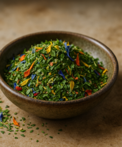 Bol de mélanges d'herbes séchées aux fleurs colorées sur une surface en bois.